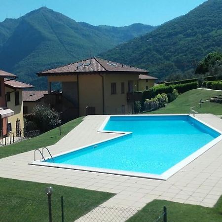 Luxurious Attic-Swimming Pool Villa Riva di Solto Bagian luar foto
