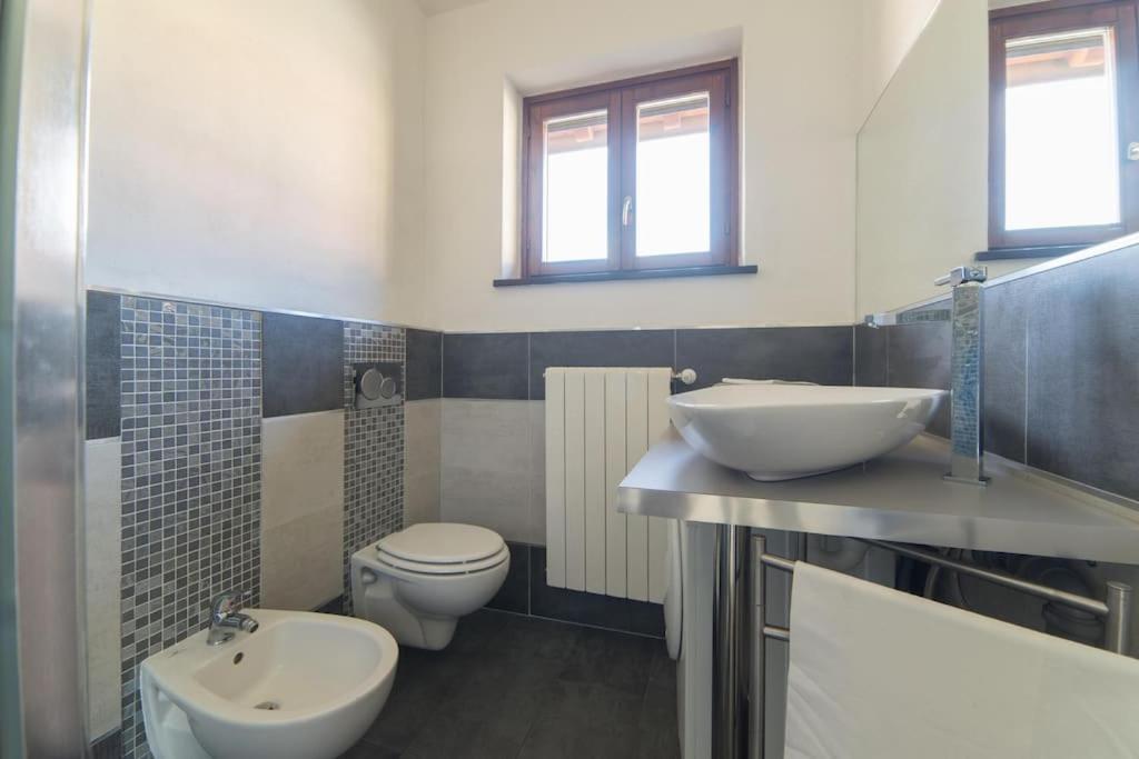 Luxurious Attic-Swimming Pool Villa Riva di Solto Bagian luar foto