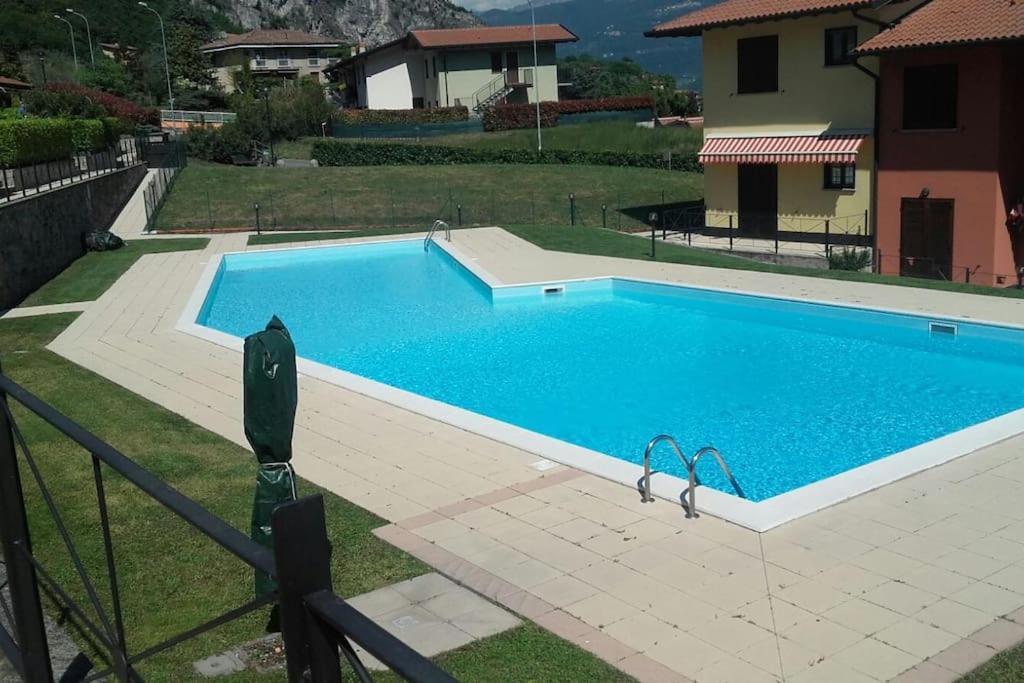 Luxurious Attic-Swimming Pool Villa Riva di Solto Bagian luar foto